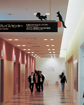 ここにも、そこにも Here and There